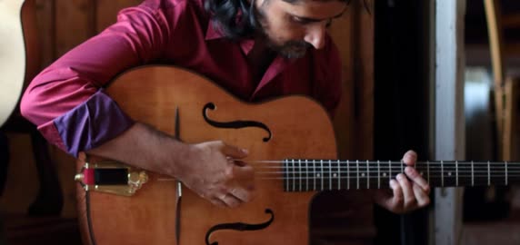 Lorenzo Spini playing a gypsy jazz guitar
